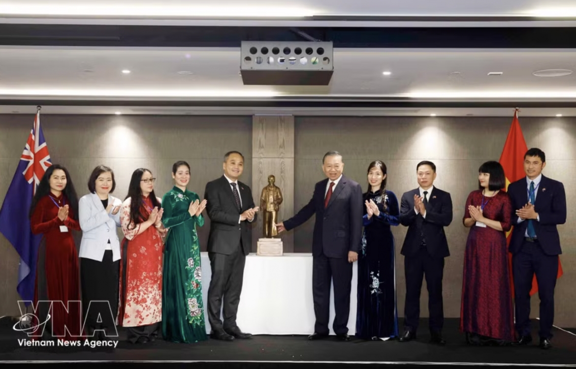 General Secretary and President To Lam presents a statue of President Ho Chi Minh to the Vietnamese Embassy in New Zealand. (Photo: VNA)
