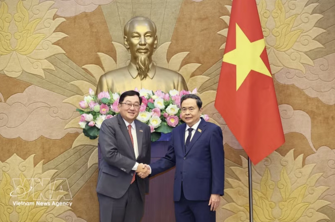 NA Chairman Tran Thanh Man (right) receives Malaysian Ambassador Tan Yang Thai in Hanoi on August 6. (Photo: VNA)
