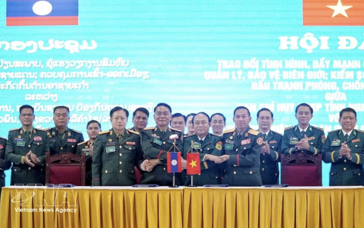 Representatives of the Nghe An provincial Border Guard Command and the Military Commands and Departments of Public Security of the three Lao provinces of Xiengkhuang, Bolikhamsai and Houaphanh at the MoU signing ceremony. (Photo: VNA)