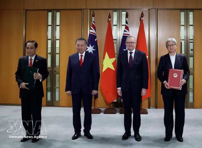 General Secretary of the Central Committee of the Communist Party of Vietnam and President of Vietnam To Lam (second, left) and Australian Prime Minister Anthony Albanese (second, right) witness the exchange of cooperation documents between the two countries on August 11, 2026. (Photo: VNA)