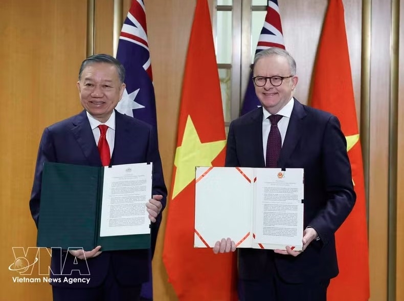 General Secretary of the Central Committee of the Communist Party of Vietnam and President of Vietnam To Lam (left) and Australian Prime Minister Anthony Albanese show a joint statement between the two countries following their talks in Canberra on August 11, 2026. (Photo: VNA)