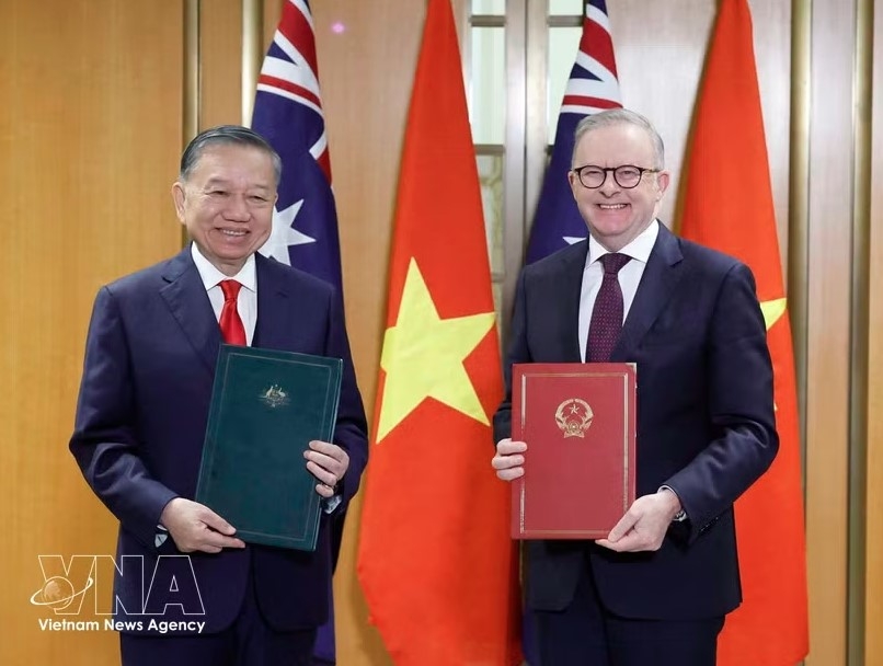 eneral Secretary of the Central Committee of the Communist Party of Vietnam and State President of Vietnam To Lam (left) and Australian Prime Minister Anthony Albanese exchange the Joint Statement. (Photo: VNA)