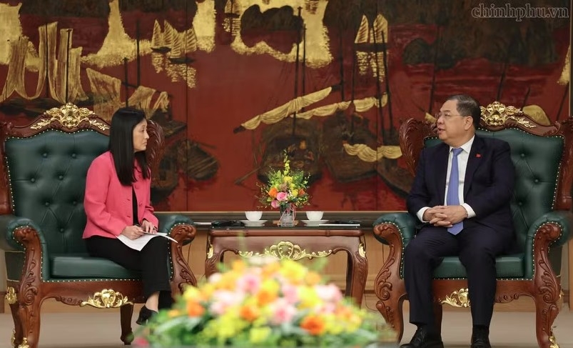 Standing Deputy Prime Minister Pham Gia Tuc (right) and US Ambassador to Vietnam Jennifer Wicks at the meeting in Hanoi on August 19 (Photo: chinhphu.vn)