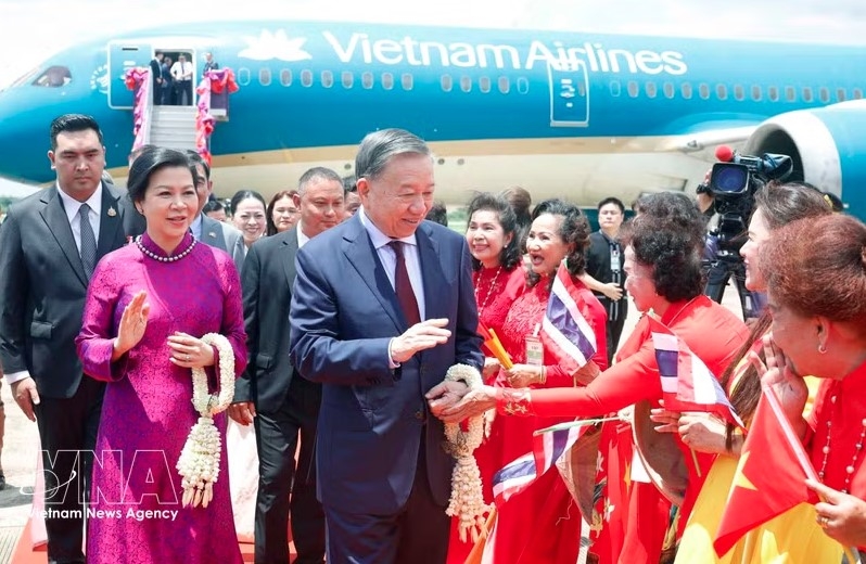 Officials from the Vietnamese Embassy and Consulate General, together with members of the Vietnamese community in Thailand, welcome Party General Secretary and State President To Lam and his spouse upon their arrival at Udon Thani International Airport in May 2026. (Photo: VNA)