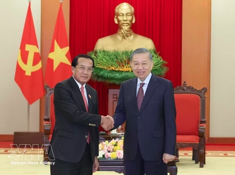 General Secretary of the Communist Party of Vietnam Central Committee and President To Lam (right) receives Vanhxay Phongsavanh, Politburo member, Secretary of the Lao People's Revolutionary Party (LPRP) Central Committee, Chairman of the committee’s Inspection Commission, President of the Lao State Inspection Authority, and Head of the Central Anti-Corruption Commission of Laos. (Photo: VNA)