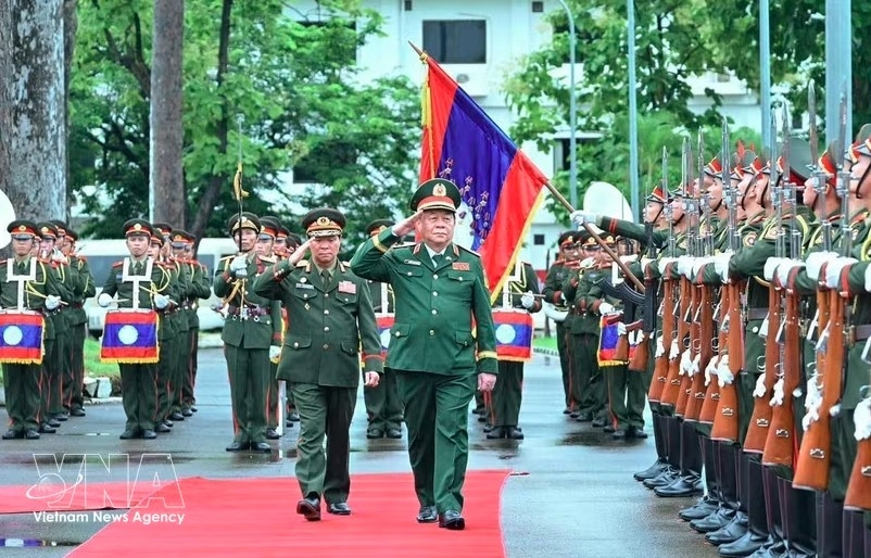 General Nguyen Trong Nghia, Politburo member, Secretary of the Communist Party of Vietnam (CPV) Central Committee, Member of the Central Military Commission's Standing Board, and Chairman of the General Department of Politics of the Vietnam People’s Army (VPA) (right) reviews the guard of honour of the Lao People's Army during the official welcome ceremony in Laos. (Photo: VNA)