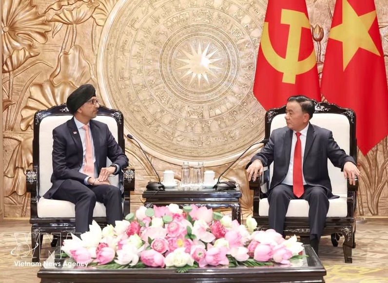 Politburo member and Permanent member of the Communist Party of Vietnam (CPV) Central Committee's Secretariat Tran Cam Tu (right) hosts a reception for Singaporean Ambassador to Vietnam Rajpal Singh in Hanoi on August 5. (Photo: VNA)