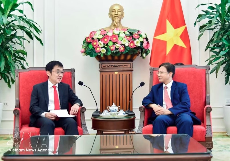 Deputy Foreign Minister Ngo Le Van (R) receives Watanabe Tetsuya, President of the Economic Research Institute for ASEAN and East Asia (ERIA), in Hanoi on August 20. (Photo: VNA)