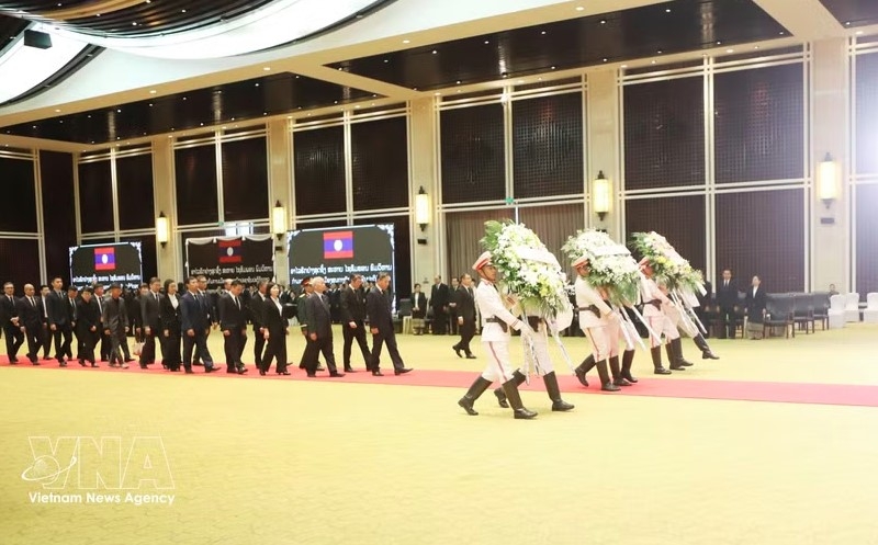 Ambassador Nguyen Minh Tam leads the delegation from the Vietnamese Embassy, and other Vietnamese representative agencies, as well as the Vietnamese community in Laos, to pay their respects to President of the Lao National Assembly Xaysomphone Phomvihane (Photo: VNA)