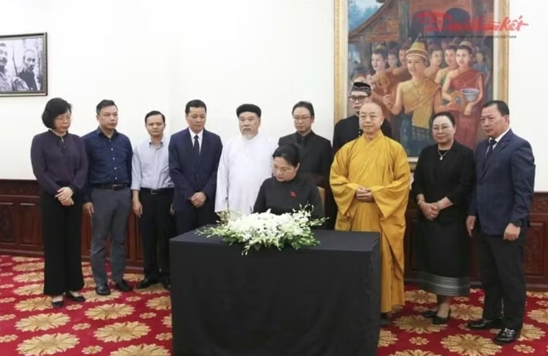 VFF Central Committee's Vice President and Secretary-General Ha Thi Nga signs the condolence book for Lao National Assembly President Xaysomphone Phomvihane. (Photo: daidoanket.vn)
