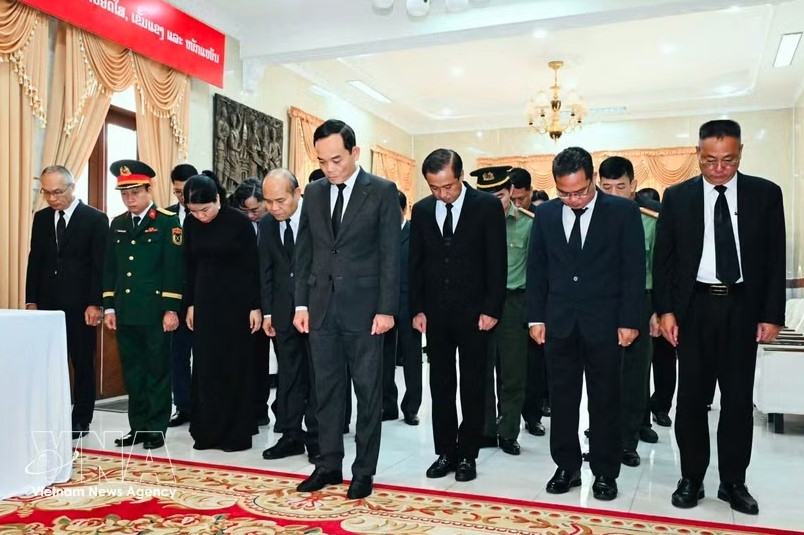 Politburo member and Secretary of the Ho Chi Minh City Party Committee Tran Luu Quang leads a delegation from the city's leadership in paying tribute to President of the National Assembly of Laos Xaysomphone Phonvihane at the Lao Consulate General on August 10, 2026. (Photo: VNA)