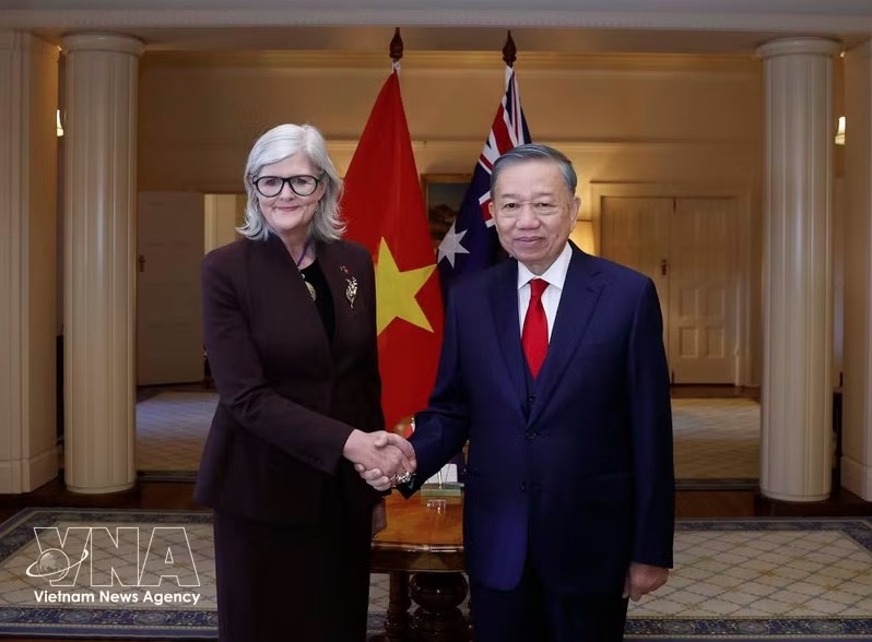 Party General Secretary and President To Lam (R) and Australian Governor-General Sam Mostyn at the welcome ceremony in Canberra on the morning of August 11. (Photo: VNA)