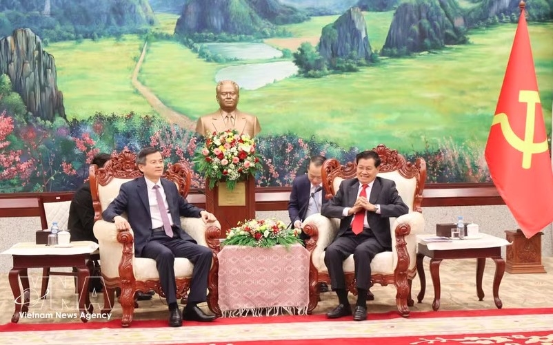 Party General Secretary and President of Laos Thongloun Sisoulith (R) and President of the Ho Chi Minh National Academy of Politics Doan Minh Huan at their meeting in Vientiane on August 6 (Photo: VNA)