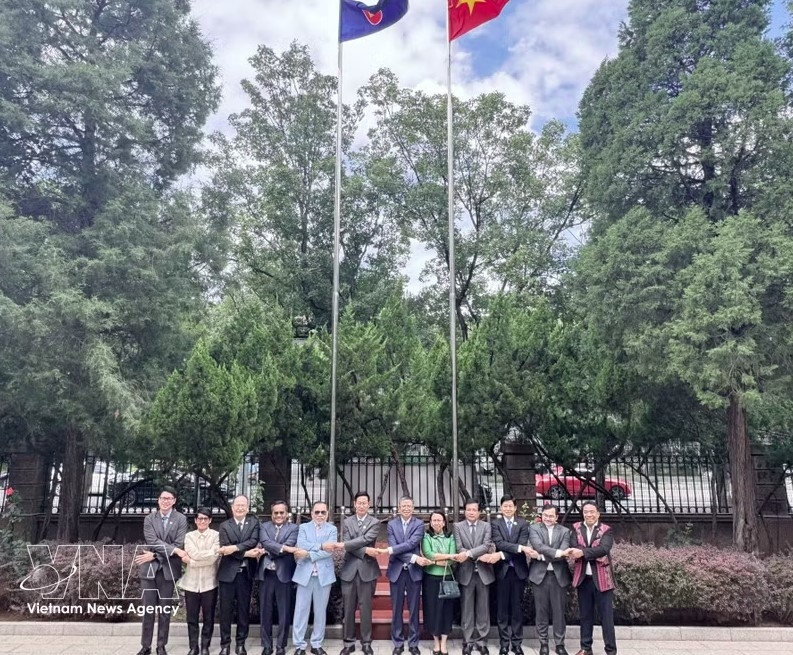 ASEAN ambassadors in Beijing and the Secretary-General of the ASEAN-China Centre pose for a group photo. (Photo:VNA)