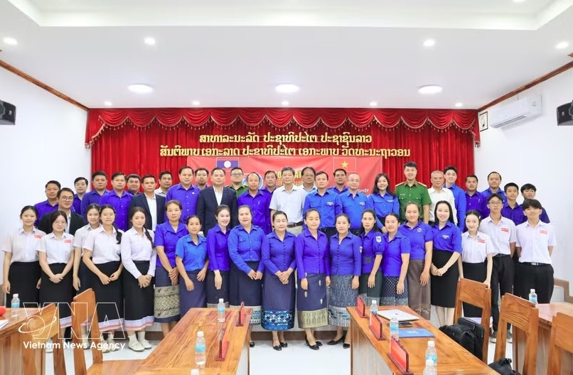 Delegates pose for a group photo at the dialogue on supporting youth in building careers and livelihoods. (Photo: VNA)