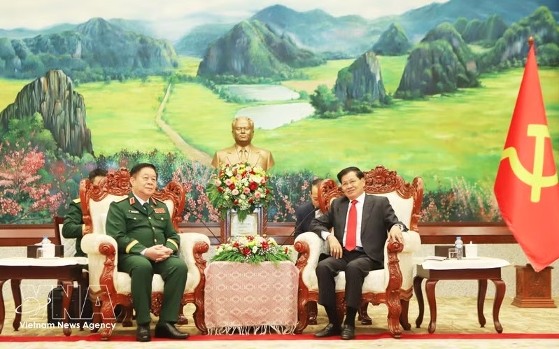 Lao Party General Secretary and President Thongloun Sisoulith (right) receives General Nguyen Trong Nghia, Chairman of the General Department of Politics of the Vietnam People's Army on August 6 (Photo: VNA)