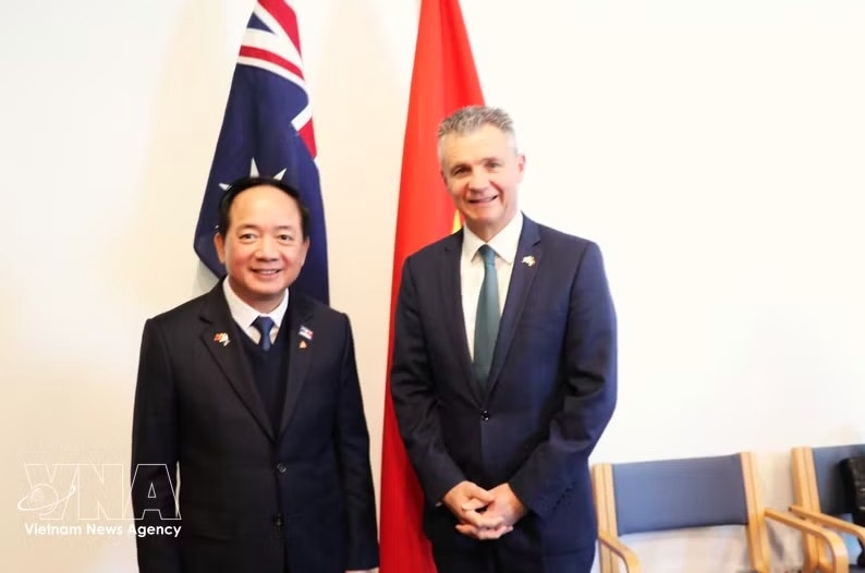 Trinh Van Quyet (left), member of the Political Bureau of the Communist Party of Vietnam (CPV) Central Committee, Secretary of the CPV Central Committee and Chairman of its Commission for Publicity, and Australian Assistant Minister for Foreign Affairs and Trade Matt Thistlethwaite at their meeting in Canberra on August 11, 2026 (Photo: VNA)
