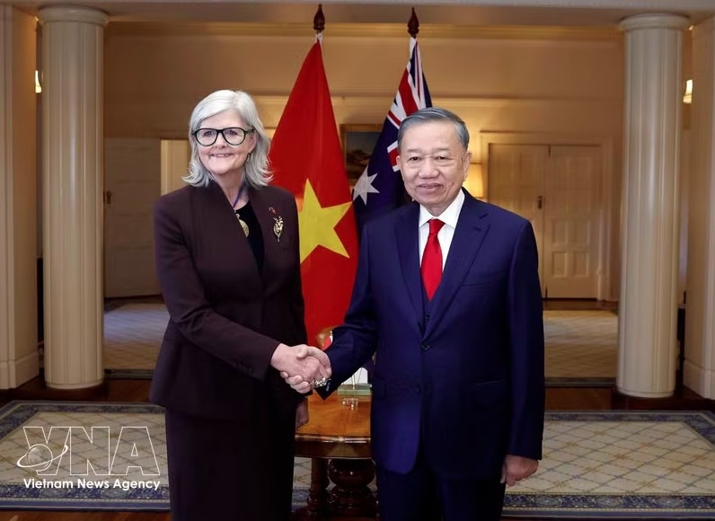 Party General Secretary and President To Lam (R) and Australian Governor-General Sam Mostyn at the official welcome ceremony. (Photo: VNA)