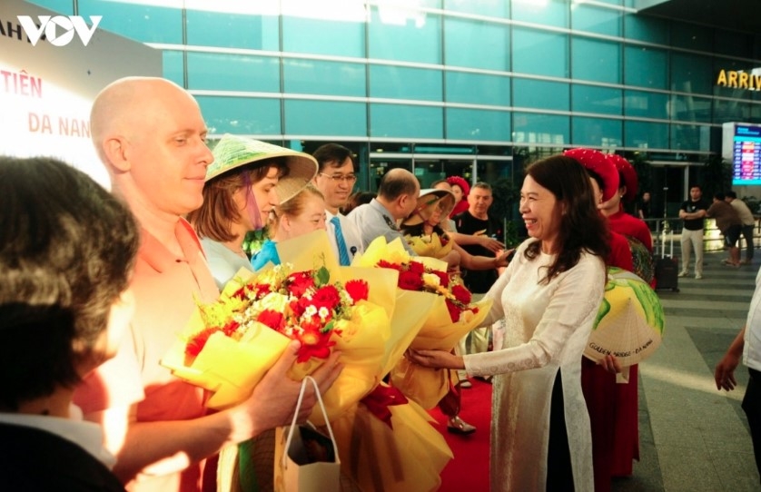 Russian tourists welcomed at Da Nang International Airport