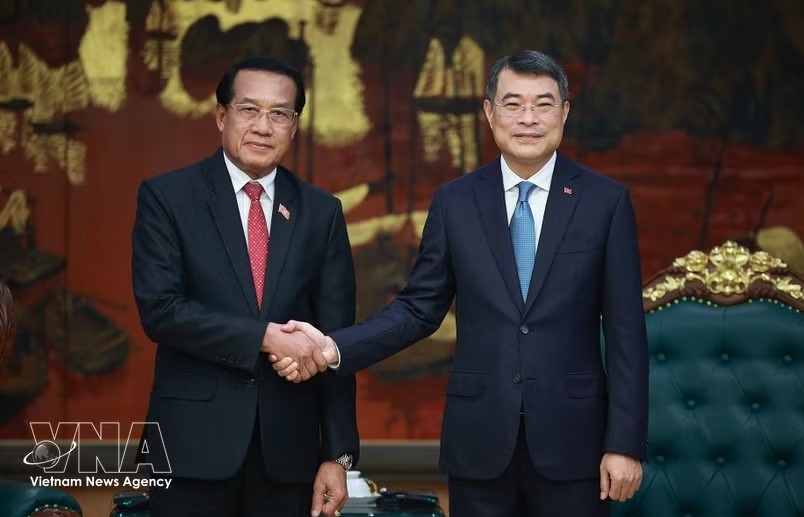 Prime Minister Le Minh Hung (R) and Vanhxay Phongsavanh, Politburo member, Chairman of the Lao People's Revolutionary Party (LPRP) Central Committee's Inspection Commission, President of the Lao State Inspection Authority, and Head of the Central Anti-Corruption Commission of Laos, in Hanoi on August 25, 2026. (Photo: VNA)
