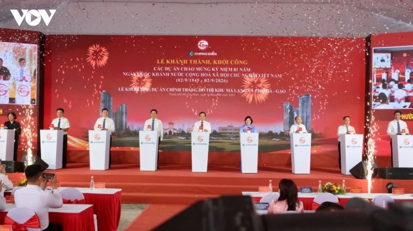 Secretary of the Ho Chi Minh City Party Committee Tran Luu Quang and delegates press the button to launch the construction of the projects.