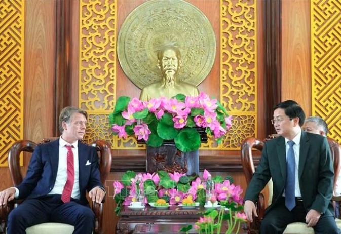 Secretary of the Tay Ninh Provincial Party Committee Nguyen Van Quyet speaks with Harvest Waste B.V. CEO Evert Jogchen Lichtenbelt (Photo: VNA)