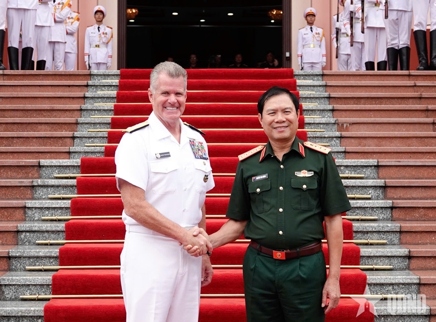 Senior Lieutenant General Nguyen Tan Cuong (R), Chief of the General Staff of the Vietnam People's Army and Deputy Minister of National Defence, welcomes Admiral Samuel Paparo, Commander of the United States Indo-Pacific Command (USINDOPACOM), in Hanoi on August 5. 9Photo: PANO)