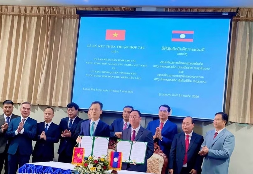 At the signing ceremony for the 2026 cooperation agreement between Vietnam's Lao Cai province and Laos' Bokeo province  (Photo: VNA)