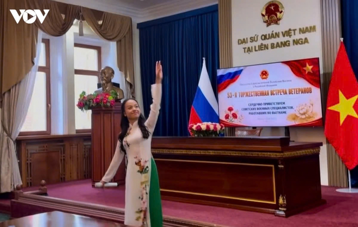 Tran Thu Ngan, a student at the Higher School of Economics (HSE), performs at the event