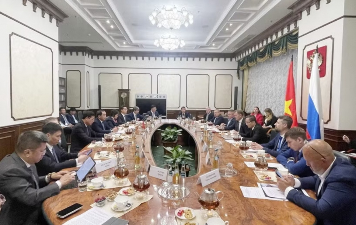 The Hanoi delegation, led by Politburo member and Secretary of the Hanoi Municipal Party Committee Tran Duc Thang, holds a working session with State Secretary and Deputy Minister of Transport of the Russian Federation Dmitry Zverev. (Photo for illustration: VNA)