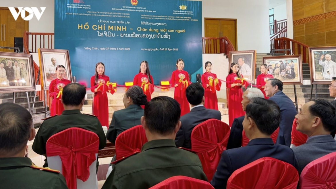 The opening of the “Ho Chi Minh -Portrait of a Man” exhibition presents 50 artworks by the late Dao Trong Ly, an overseas Vietnamese painter. (