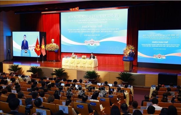 Delegates attend the plenary session of the 33rd Diplomatic Conference August 4, 2026. (Photo: VNA)