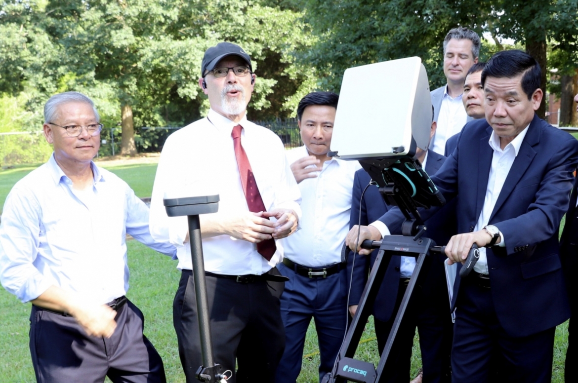 The Vietnamese delegation learns about advanced technologies for locating fallen soldiers' remains.