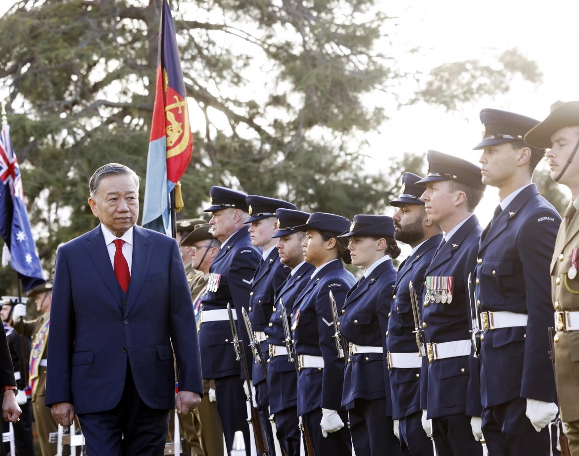 Vietnamese Party General Secretary and President To Lam reviews the guard of honour in Canberra on August 11, during the welcome ceremony hosted by Governor-General Sam Mostyn. (Photo: VNA)