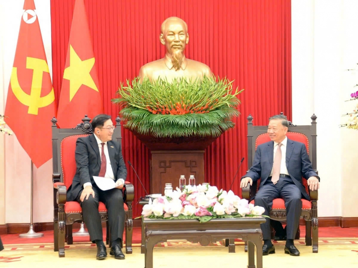 Vietnamese Party General Secretary and State President To Lam (R) and outgoing Malaysian Ambassador Tan Yang Thai during their meeting in Hanoi on August 5