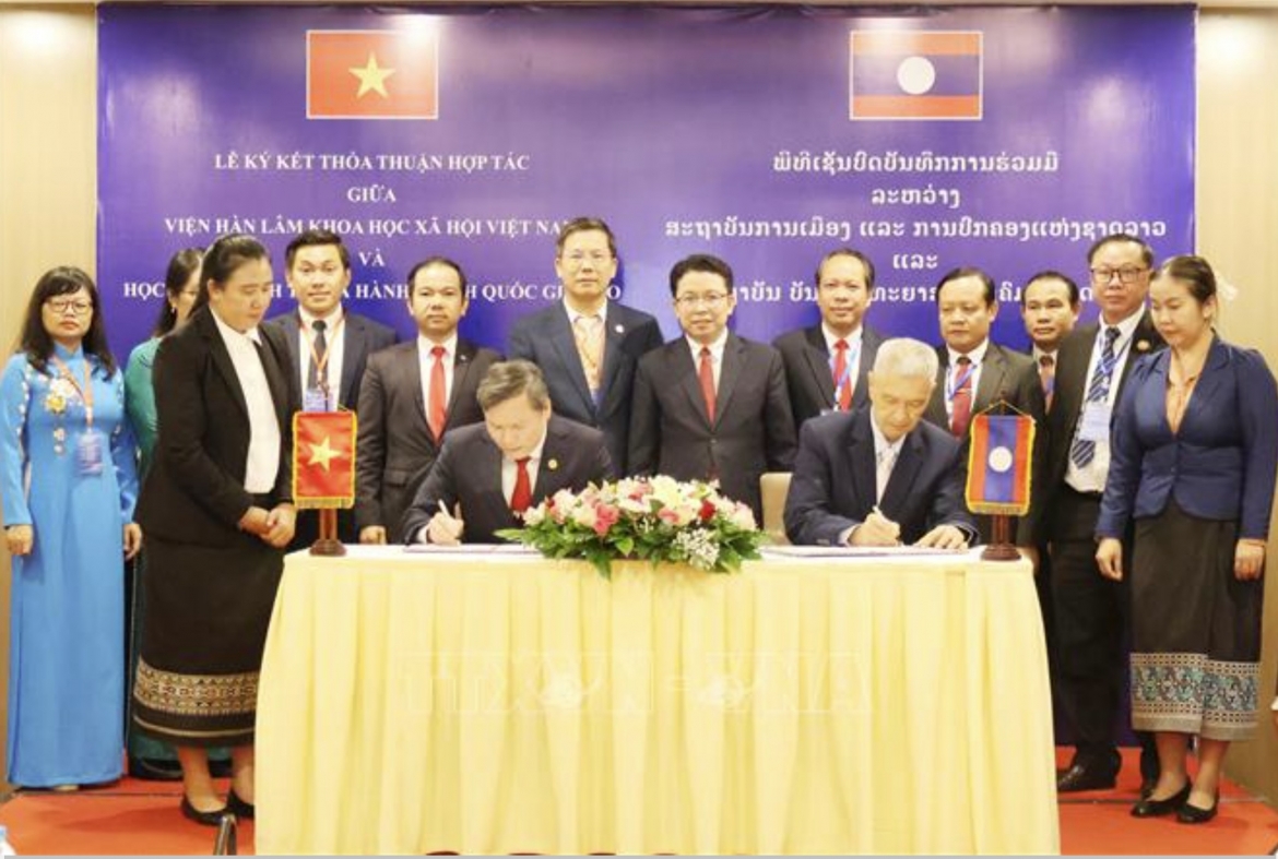 VASS President Le Van Loi and Lao Academy President Anouphap Tounalom sign the scientific cooperation memorandum for the 2026-2030 period. (Photo: VNA)
