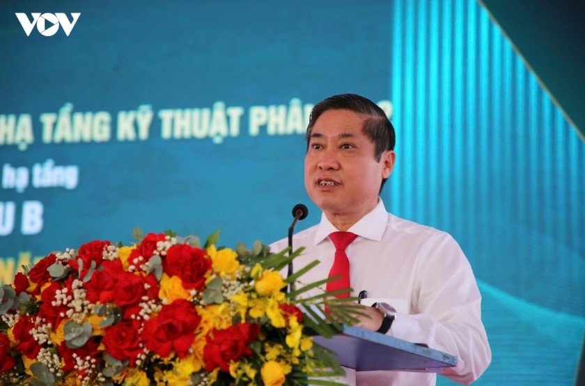 Vice Chairman of the Da Nang City People's Committee Phan Thai Binh speaks at the groundbreaking ceremony.