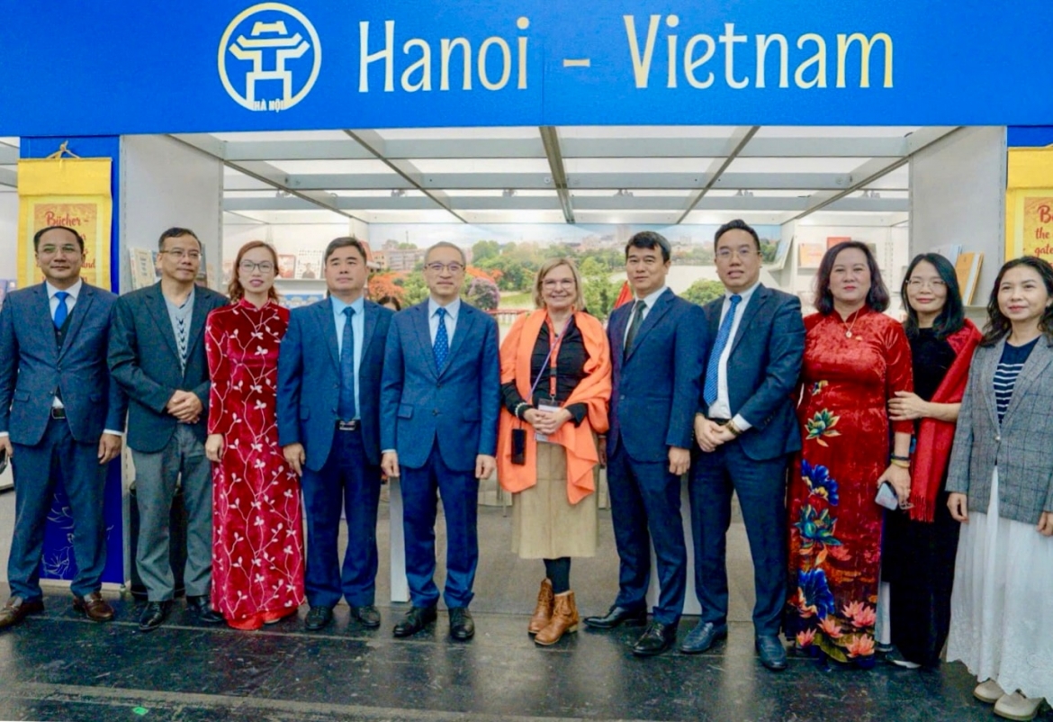 Delegates attend the opening ceremony of the Vietnam booth at the 2025 Frankfurt Book Fair in Frankfurt, Germany. (File photo: hanoi.gov.vn)