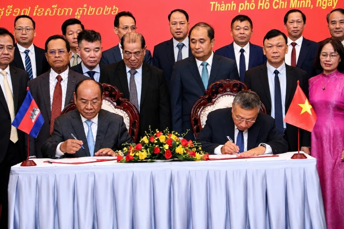 Representatives of Vietnam and Cambodia sign the minutes of the 25th meeting of the Vietnamese and Cambodian Government Special Committees on the search, recovery and repatriation of the remains of Vietnamese volunteer soldiers and experts who died in Cambodia during wartime