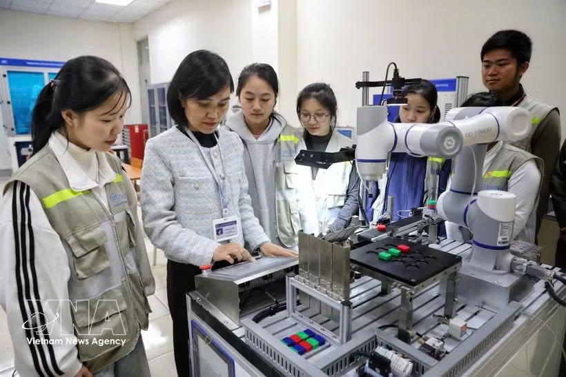 Students practice microcontroller programming at the Vietnam-Korea College of Technology in Bac Ninh province (Photo: VNA)