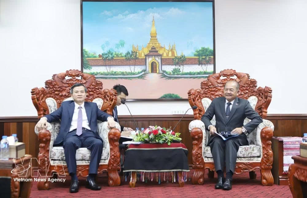 Director of the Ho Chi Minh National Academy of Politics Doan Minh Huan (L) is received by President of the Central Theory Council of the Lao People's Revolutionary Party (LPRP) Kikeo Khaykhamphithoune. (Photo: VNA)