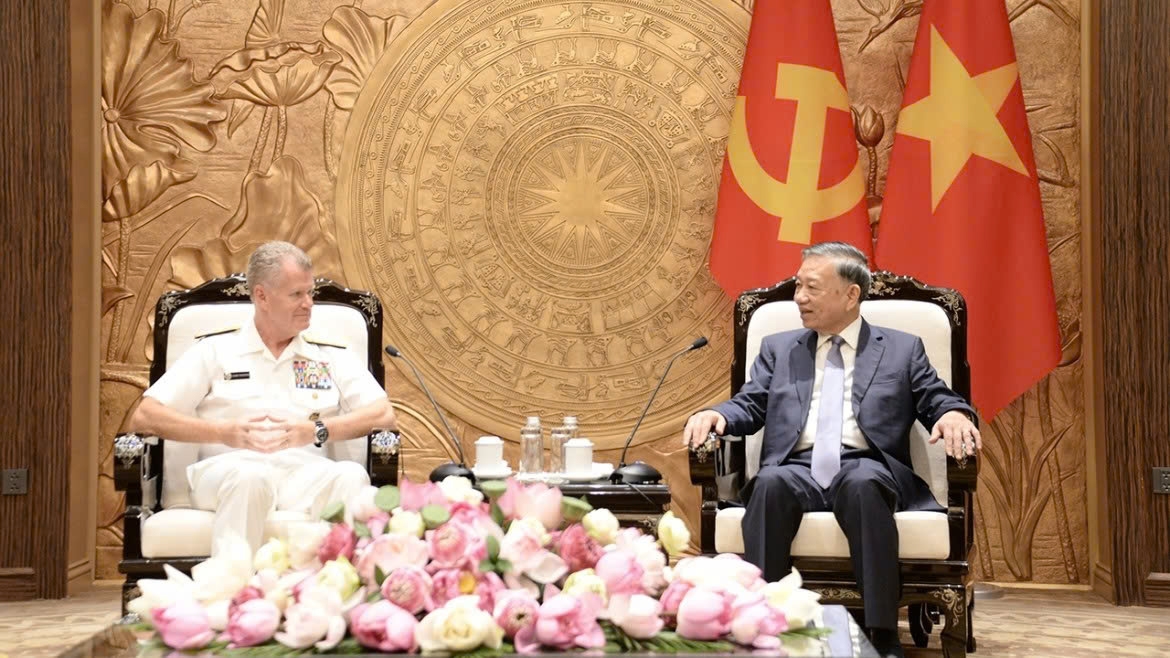 Vietnam's top leader To Lam (R) calls for stronger cooperation with the United States in defence, trade, science and technology during his reception in Hanoi on August 5 for USINDOPACOM commander Admiral Samuel Paparo
