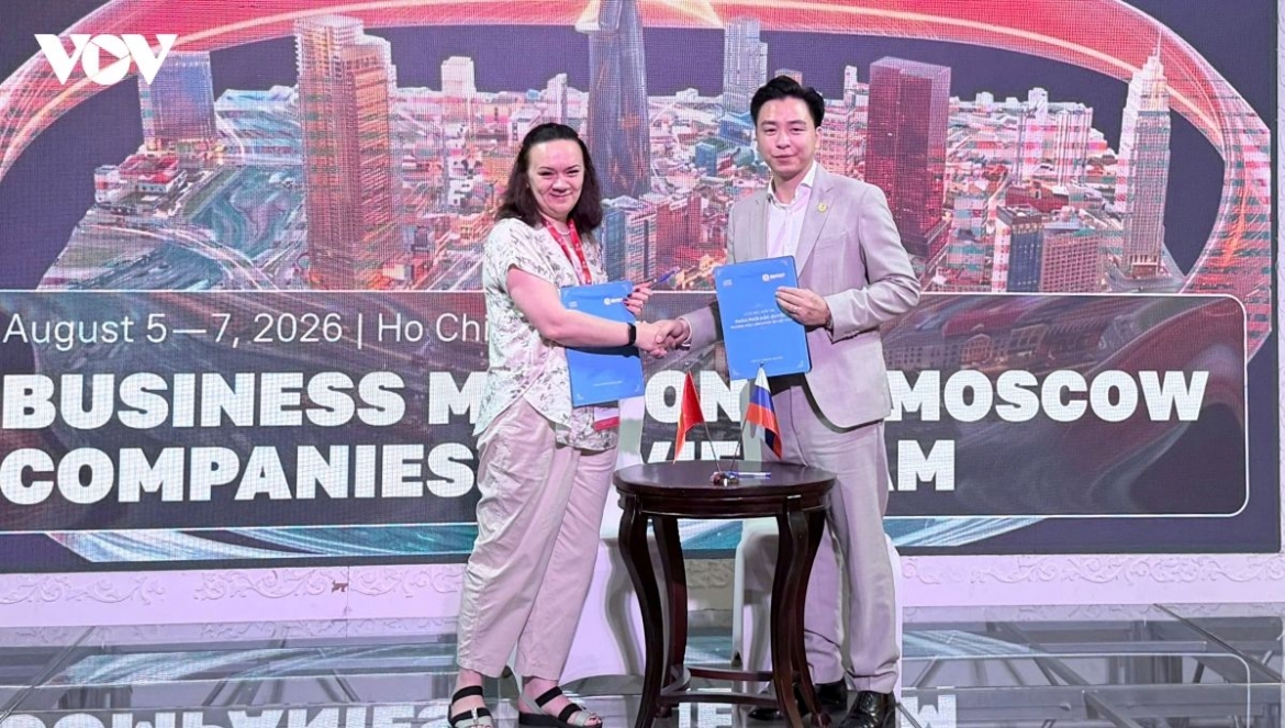 Representatives of Vietnamese and Russian companies exchange the cooperation documents at the Vietnam - Russia business forum in Ho Chi Minh City on August 5