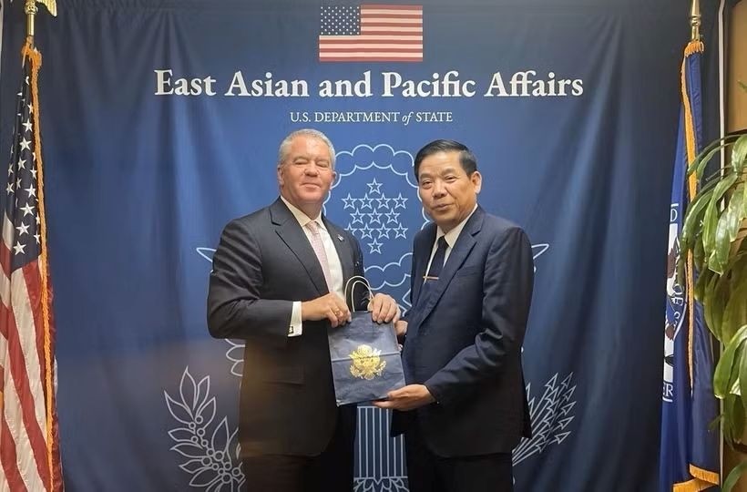 Deputy Minister of National Defence Sen. Lt. Gen. Nguyen Van Gau (right) and US Assistant Secretary of State for East Asian and Pacific Affairs Michael George DeSombre at their meeting on August 10 (Photo: VNA)