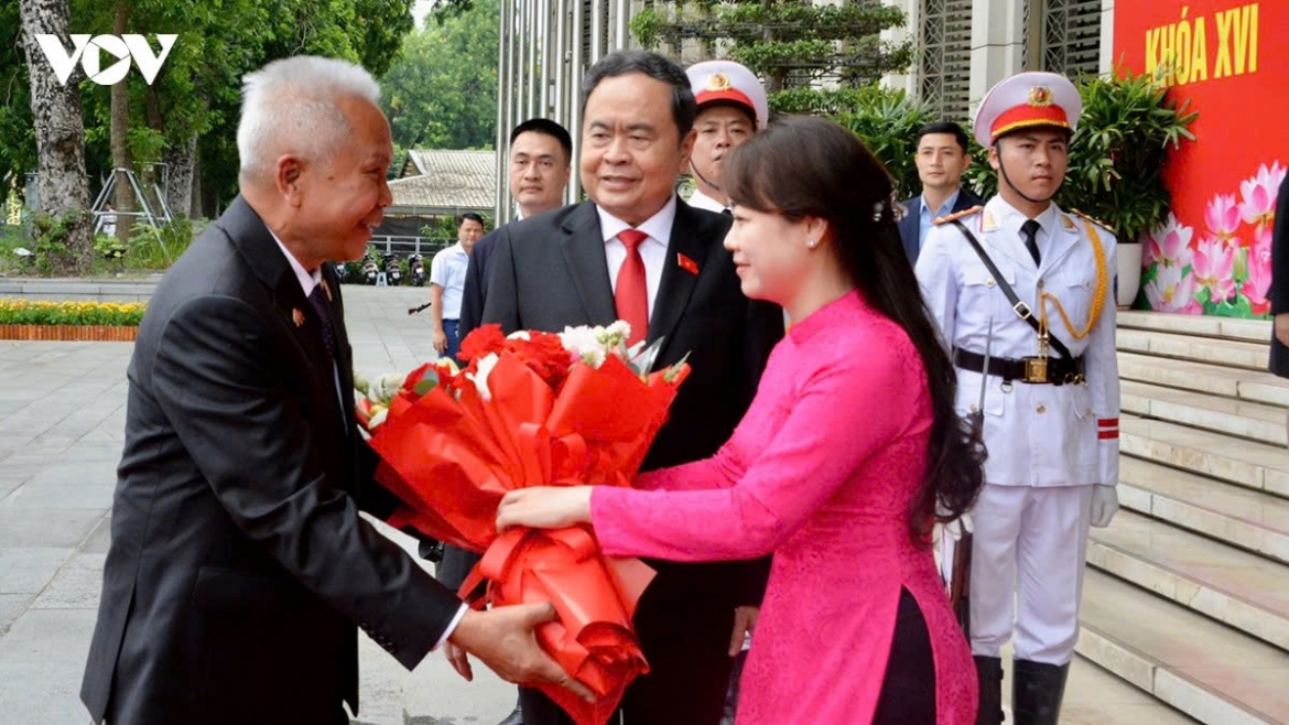 Thai National Assembly President receives warm welcome during his official visit to Vietnam. In the photo, Vietnamese National Assembly Chairman Tran Thanh Man welcomes the Thai parliamentary leader at the National Assembly Building in Hanoi on August 5