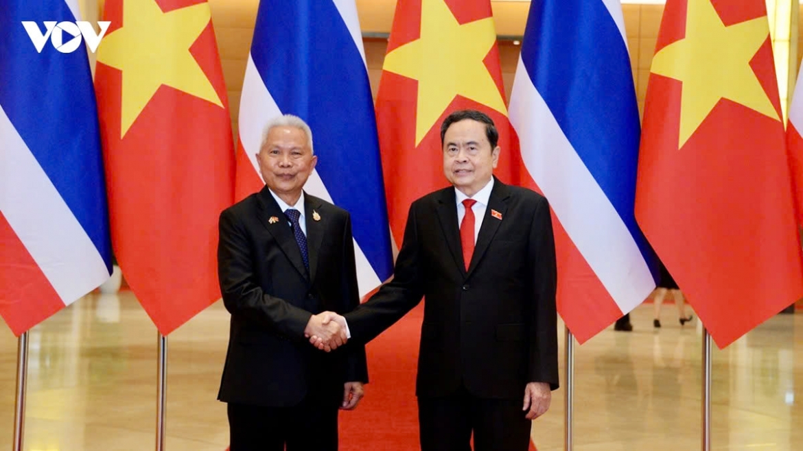 Vietnamese National Assembly Chairman Tran Thanh Man (R) and his visiting Thai counterpart Sophon Zaram shake hands ahead of their talks in Hanoi on August 5