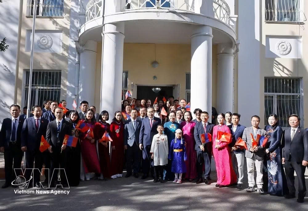 NA President Tran Thanh Man and his spouse take a joint photo with Vietnamese embassy staff and community representatives on September 9. (Photo: VNA)