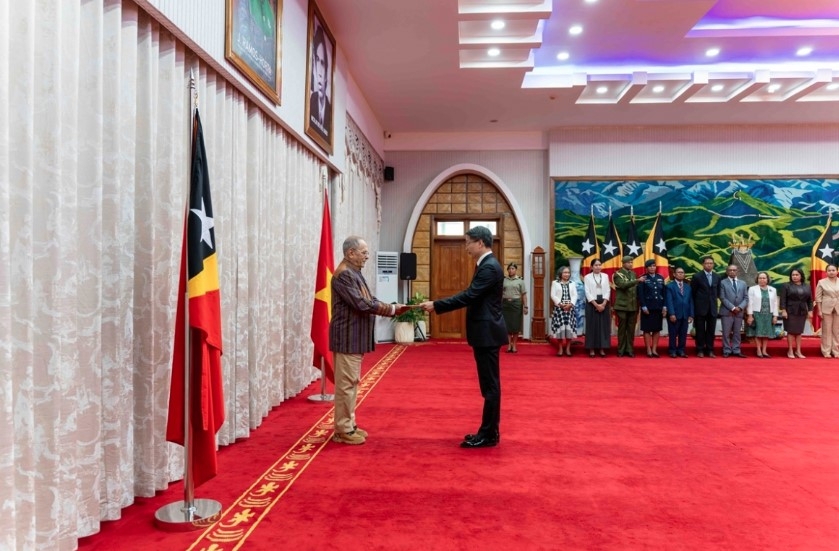 Ambassador Pham Binh Dam presents his credentials to Timor-Leste President José Ramos-Horta.
(Photo: Vietnamese Embassy in Timor-Leste)