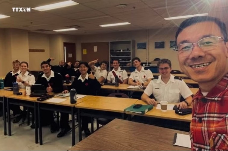 Associate Professor Vu Viet Hung (right) during a class with students. (Photo: VNA)