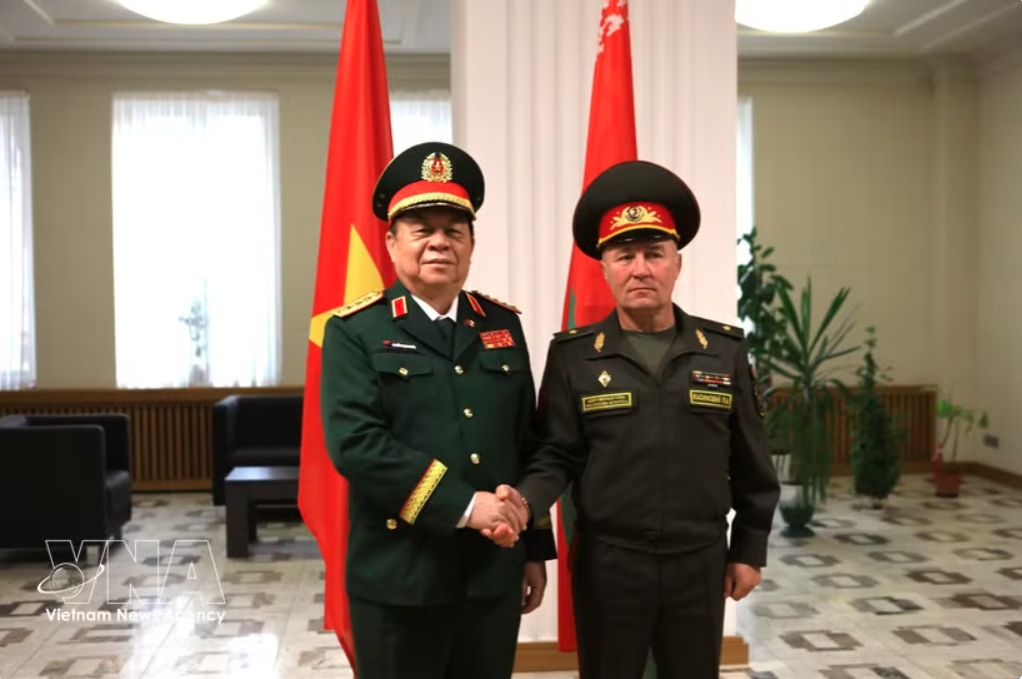 Maj. Gen. Leonid Kasinsky (right), Chief of the Main Ideological Directorate of Belarus’ Defence Ministry, presides over the welcoming ceremony for Gen. Nguyen Trong Nghia, Director of the General Department of Politics of the Vietnam People's Army (VPA), on September 22. (Photo: VNA)